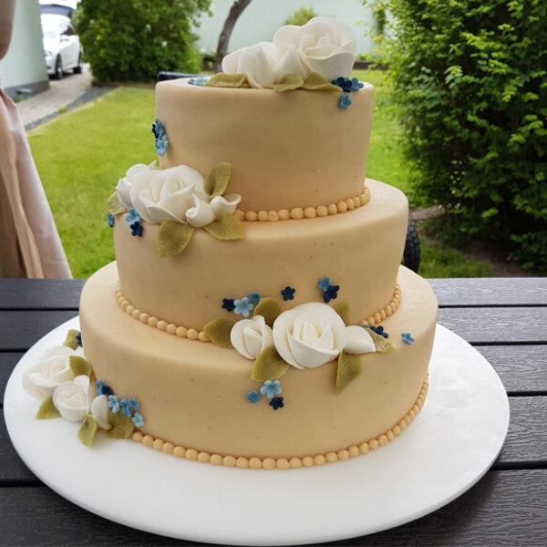 Elegant bryllupskage stablet med blomster dekoration