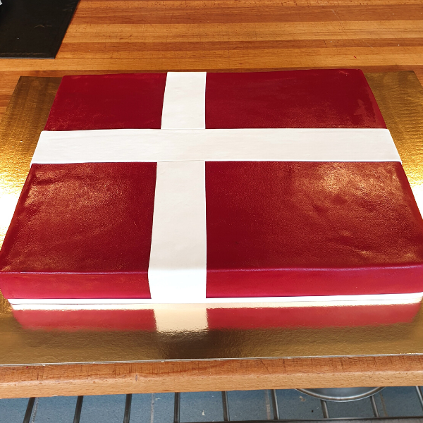 Foedselsdagskage hos Kageriget med flag